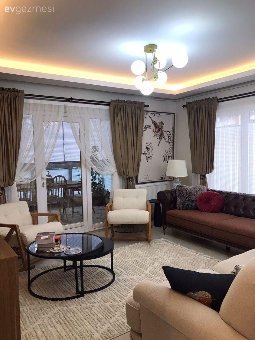 Salon, Klasik, Kahverengi, Krem, Siyah, Beyaz, Modern chesterfield, Kırlent, Ev tekstili, Fon perde, Perde, Tül perde, Berjer, Orta sehpa, Sehpa, Cam orta sehpa, Halı, Salon halısı, Avize, Aydınlatma, Led aydınlatma, Tablo, Duvar dekorasyonu, Bordo, Bohem Dekorasyon