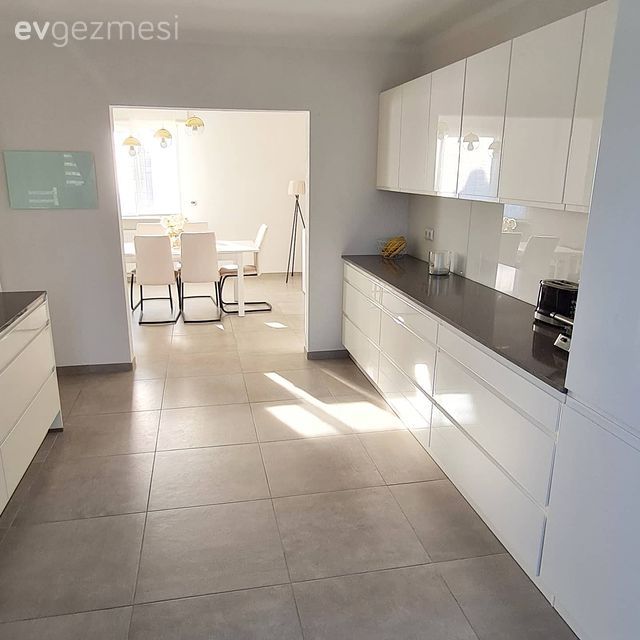 Mutfak, Modern mutfak, Beyaz mutfak, Beyaz, Siyah, Mutfak tezgahı, Mutfak tezgah arası, Tezgah arası seramik, Siyah tezgah, Avize, Aydınlatma, Mutfak zemin seramikleri