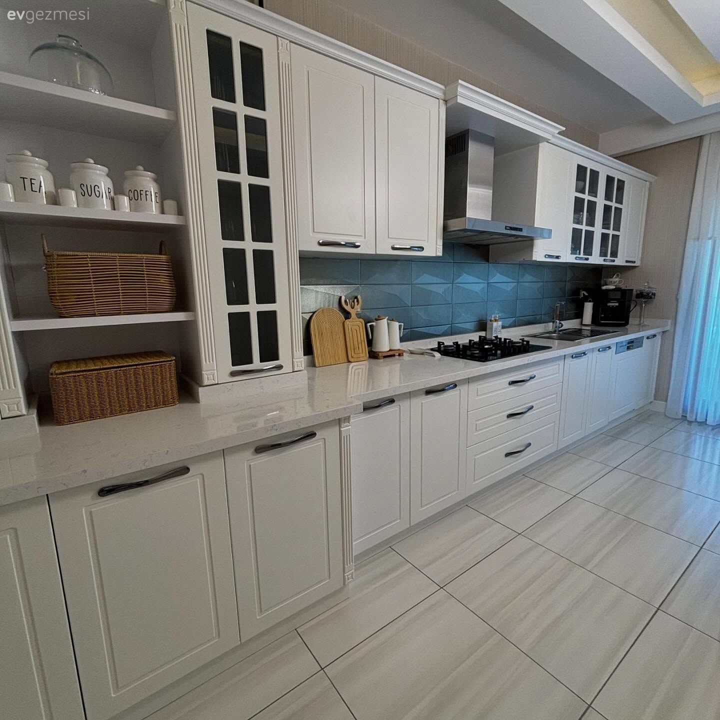 Bu Mutfakta Tezgah Arasındaki Seramikler İllüzyonist!