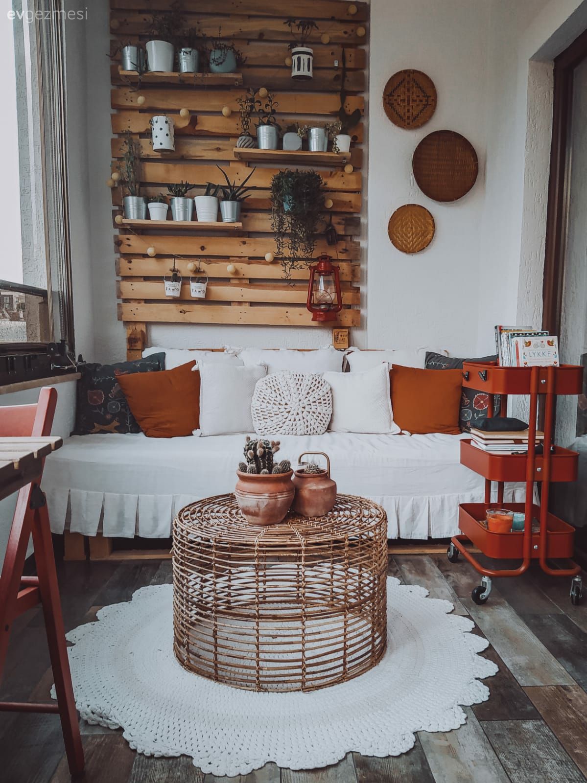 Balkon, Beyaz, Turuncu, Sedir, Balkon masası, Balkon halısı, Balkon duvar dekorasyonu, Kırlent, Ev tekstili