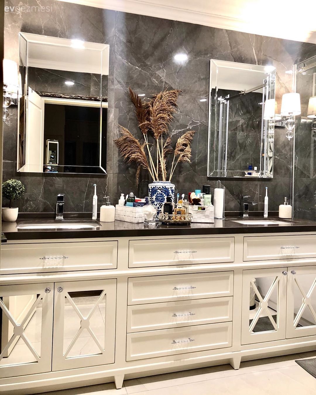 Banyo Dolabı Modelleri: Farklı Çeşitler ve Popüler Tasarımlar