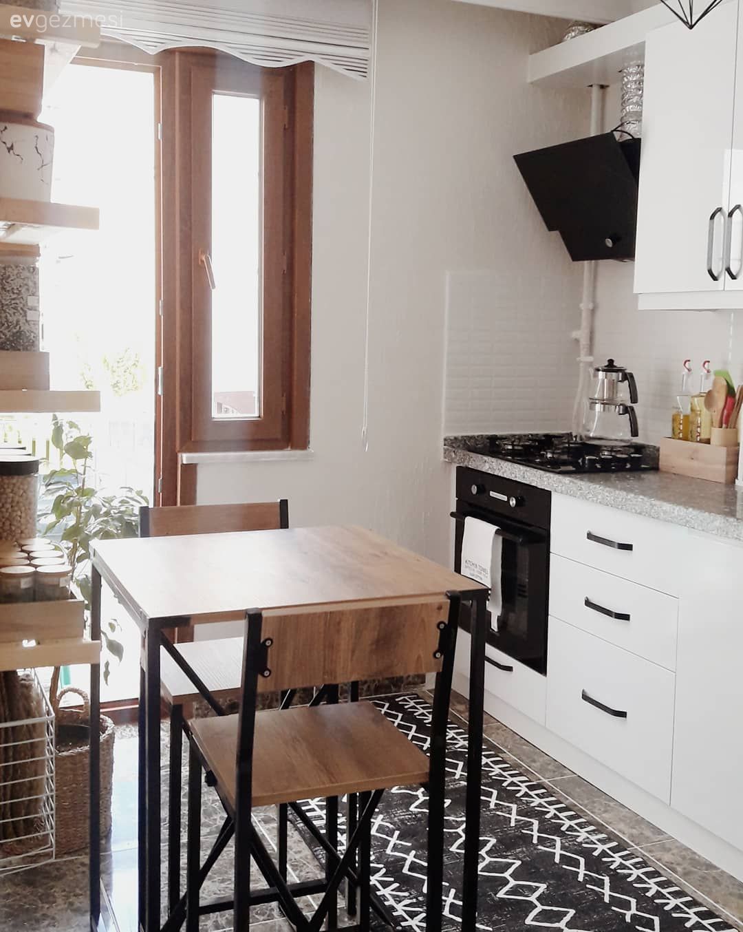 Mutfak, Beyaz, İskandinav, Siyah, Kahverengi, Mutfak tezgahı, Mutfak tezgah arası, Zebra Perde, Perde, Mutfak halısı, Mutfak masası, Sandalye, Ahşap Mobilya, Davlumbaz, Mutfak rafı