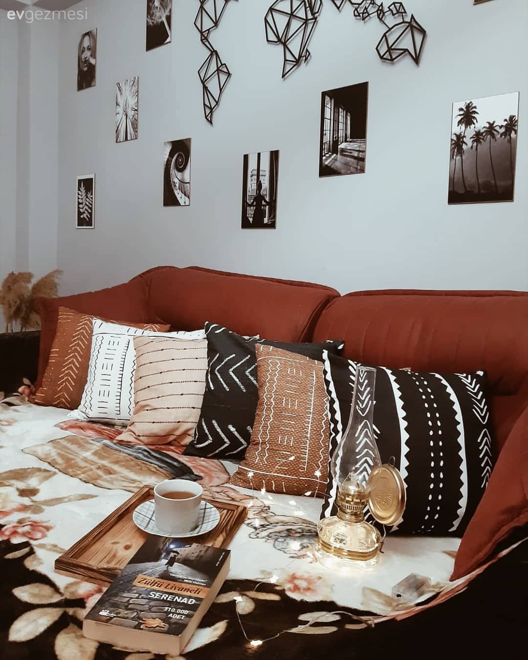 Salon, Modern, Kırmızı, Koltuk takımı, Kırlent, Ev tekstili, Duvar dekorasyonu, Orta sehpa, Sehpa, Sehpa üstü aksesuarı, Ev Aksesuar, Salon avizesi, Avize, Aydınlatma, Tablo, Geometrik desen, Desenler