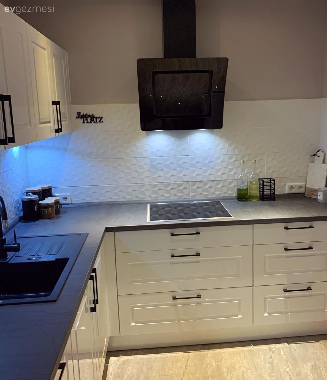 Mutfak, Beyaz mutfak, Siyah, Mutfak tezgahı, Mutfak tezgah arası, Tezgah arası seramik, Ankastre, Davlumbaz, Shaker kapaklı dolaplar