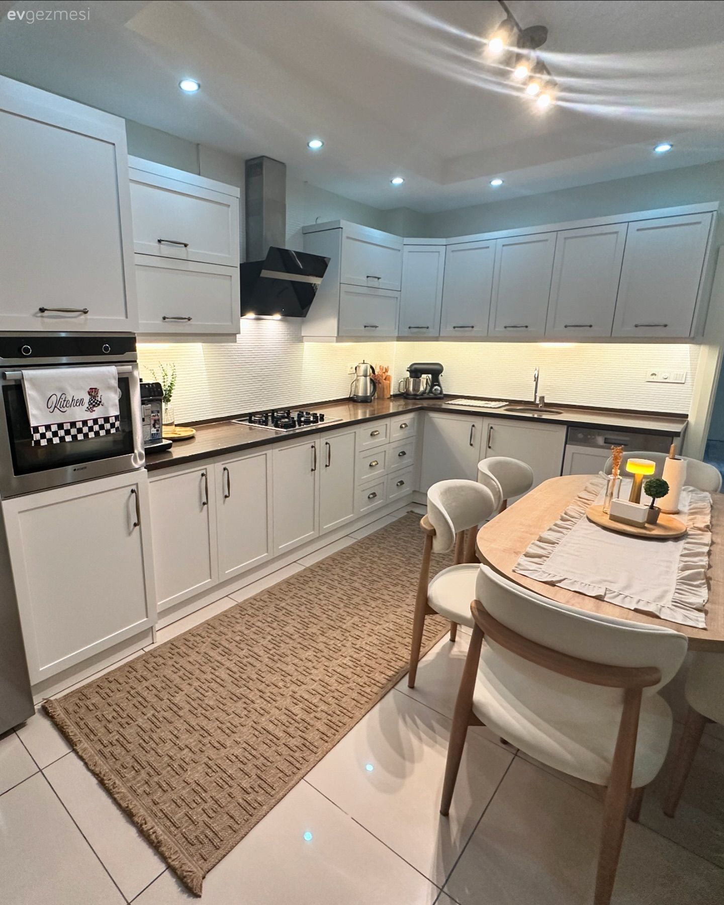 Mutfak, Modern, Modern mutfak, Beyaz, Siyah, Ahşap Mobilya, Mutfak tezgahı, Siyah tezgah, L-tipi mutfak, Mutfak masası, Mutfak sandalyesi, Mutfak halısı, Spot aydınlatma, Aydınlatma, Mutfak Avize Modelleri, Ankastre, Davlumbaz