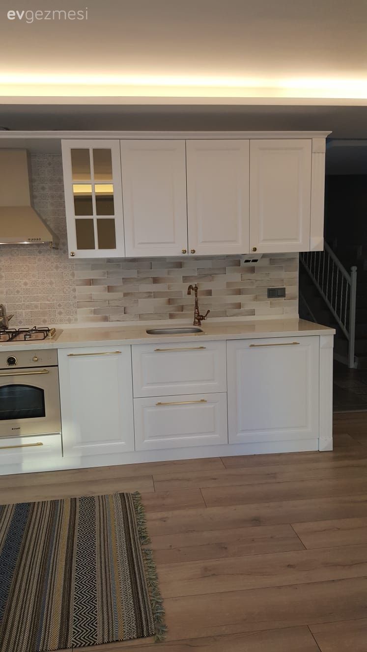 Mutfak, Beyaz mutfak, Rustik mutfak, Altın, Shaker kapaklı dolaplar, Mutfak tezgahı, Mutfak tezgah arası, Tezgah arası seramik, Parke, Mutfak halısı, Davlumbaz, Rustik Aydınlatma