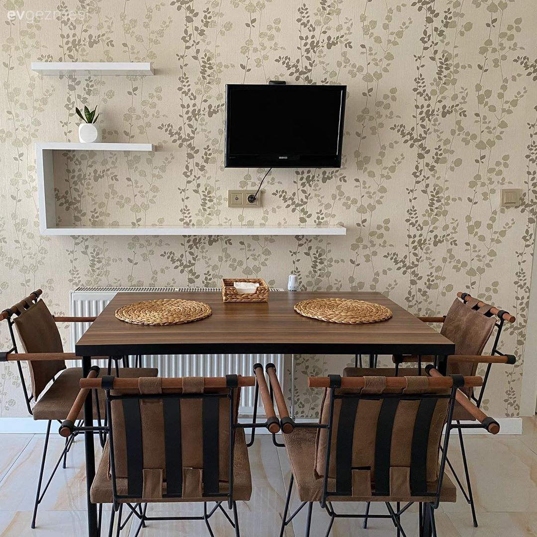 Mutfak duvar dekorasyonu, Krem, Bej, Duvar rafı, Duvar dekorasyonu, Kahverengi, Siyah, Sandalye, Mutfak masası, Hasır, Supla, Ev Aksesuar