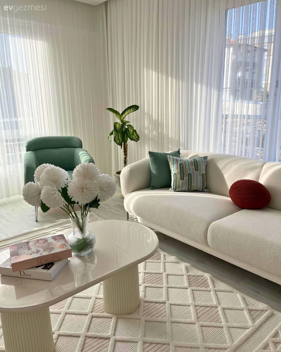 Salon, Modern, Beyaz koltuk, Bej, Beyaz, Mint yeşil, Kırmızı, Koltuk takımı, Tül perde, Perde, Orta sehpa, Sehpa, Halı, Salon halısı, Kırlent, Ev tekstili, Ev bitkisi, Dekoratif Objeler