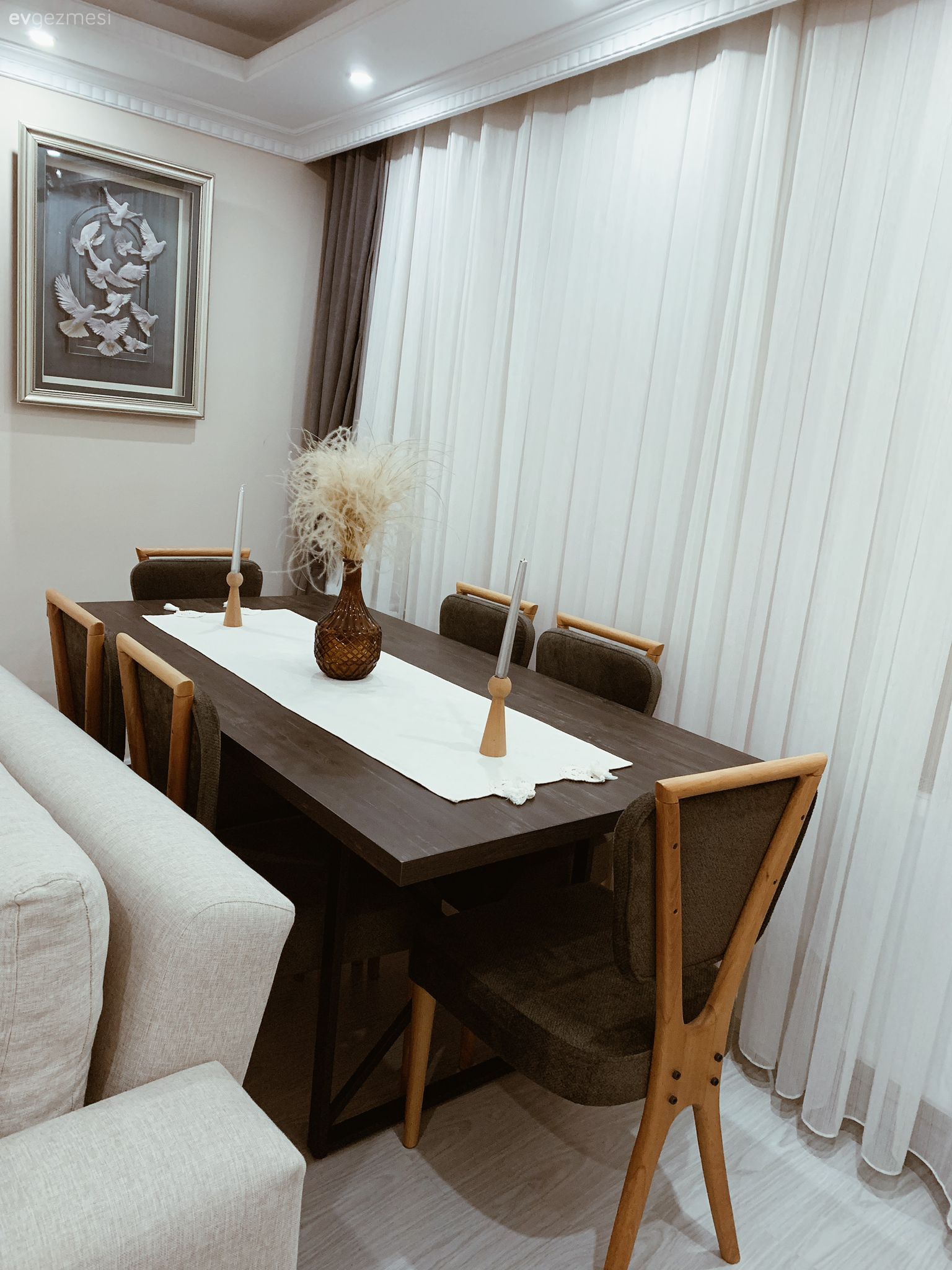 Tül perde, Perde, Fon perde, Sandalye, Yemek masası, Tablo, Duvar dekorasyonu