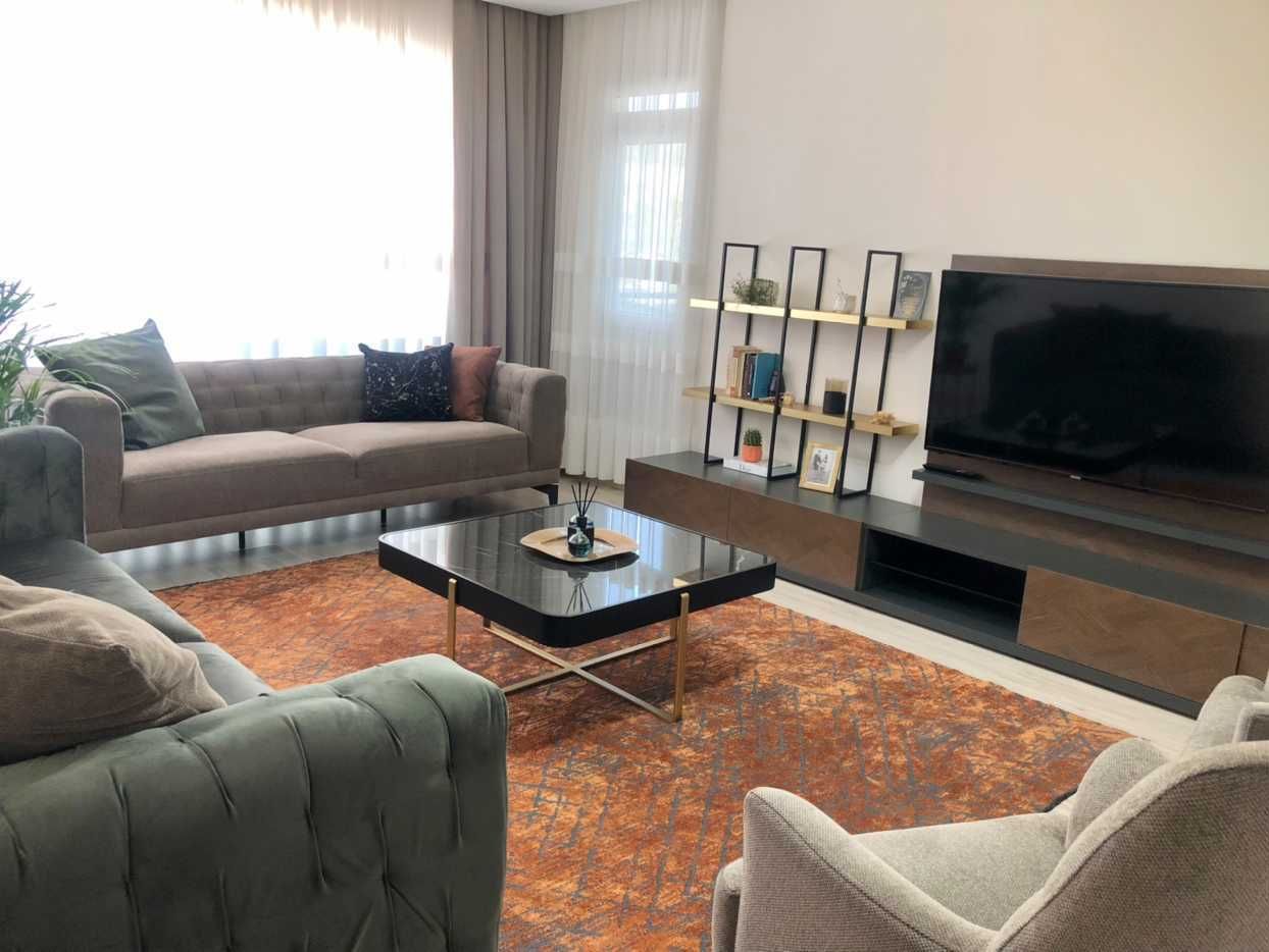 Salon, Modern rustik, Gri, Vizon, Turuncu, Krem duvar, Duvar çıtalama, Halı, Salon halısı, Koltuk takımı, Kırlent, Ev tekstili, Orta sehpa, Sehpa, Duvar dekorasyonu, Kahverengi, Tv ünitesi, Tv ünitesi aksesuarları, Ev Aksesuar, Fon perde, Perde, Tül perde