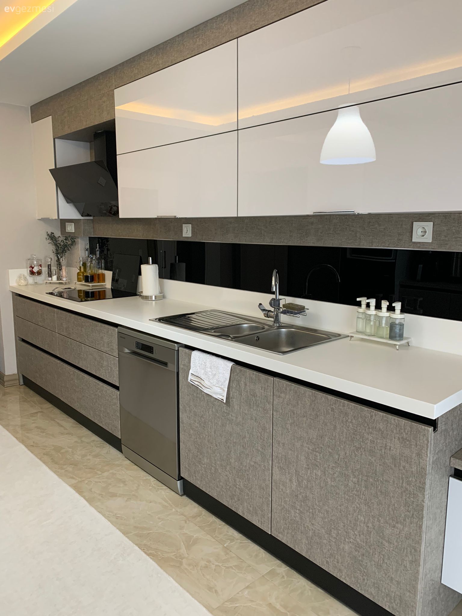 Mutfak, Modern mutfak, Beyaz, Gri, Kulpsuz mutfak dolabı, Mutfak tezgahı, Mutfak tezgah arası, Davlumbaz, Ankastre, Led aydınlatma, Aydınlatma