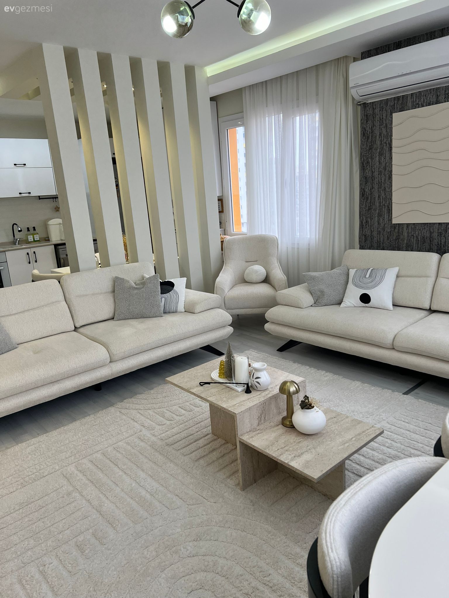 Salon, Modern, Beyaz, Krem, Bej, Koltuk takımı, Berjer, Orta sehpa, Sehpa, Halı, Salon halısı, Tül perde, Perde, Tablo, Duvar dekorasyonu, Kırlent, Ev tekstili, Beyaz halı, Led aydınlatma, Aydınlatma, Dekoratif Objeler