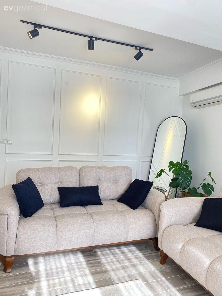 Salon, İskandinav, Krem, Bej, Siyah, Koltuk takımı, Kırlent, Ev tekstili, Spot aydınlatma, Aydınlatma, Halı, Salon halısı, Ev bitkisi, Saksı, Duvar çıtalama, Boy aynası, Ayna