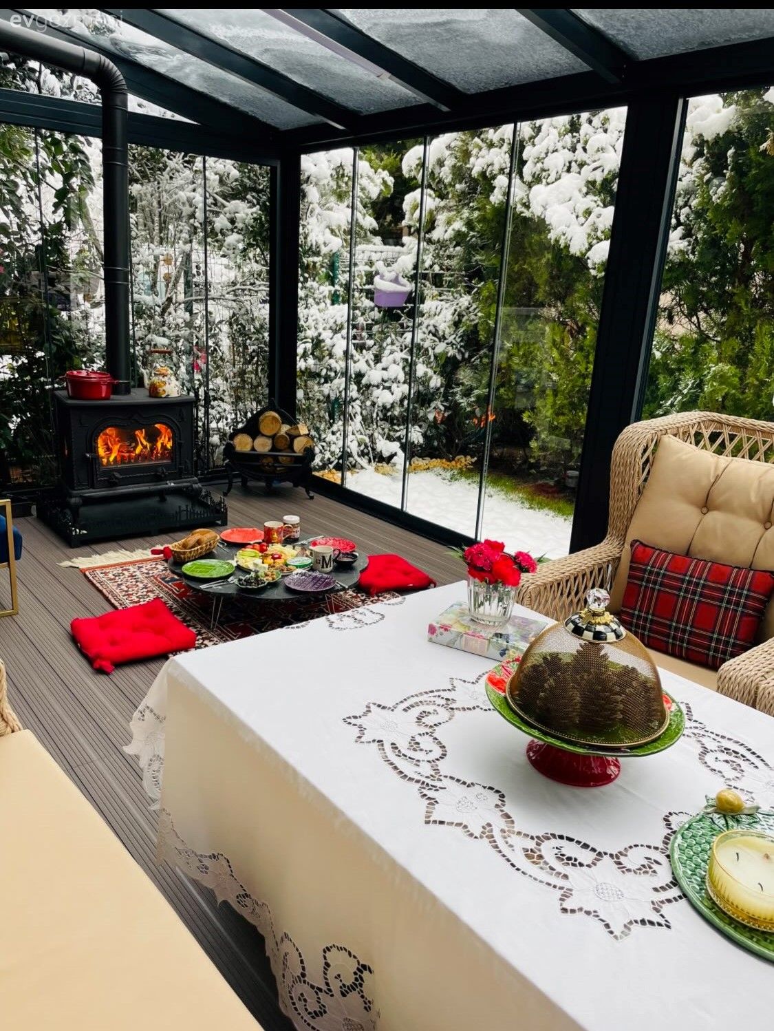 Bu Kış Bahçesi Kırmızının Enerjisini Otantik Parçalara Aktarmış!