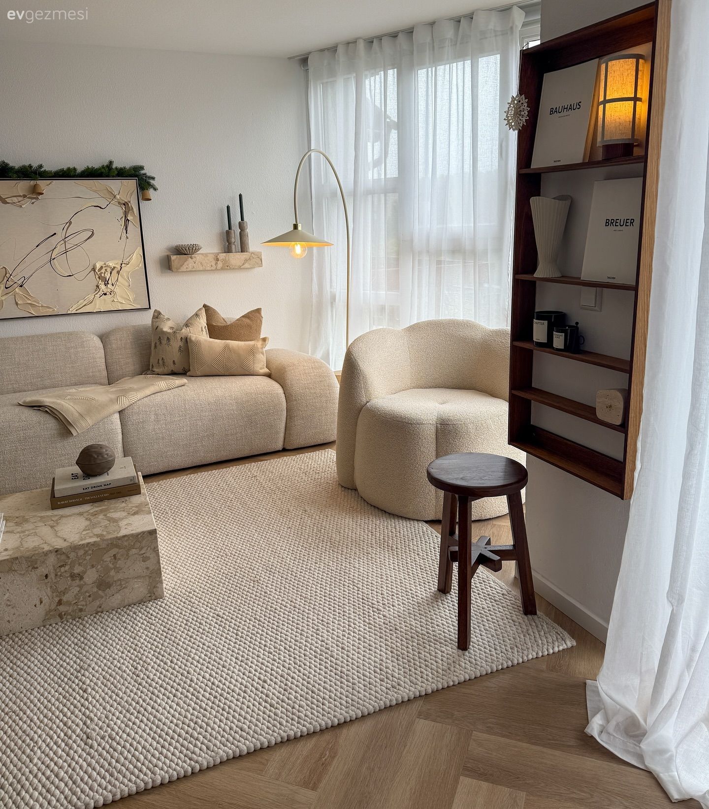 Salon, İskandinav, Modern, Beyaz, Bej, Krem, Koltuk takımı, Puf, Oval Mobilya, Tablo, Duvar dekorasyonu, Lambader, Aydınlatma, Orta sehpa, Sehpa, Beyaz halı, Salon halısı, Halı, Kırlent, Ev tekstili, Dekoratif Objeler, Tül perde, Perde, Duvar rafı