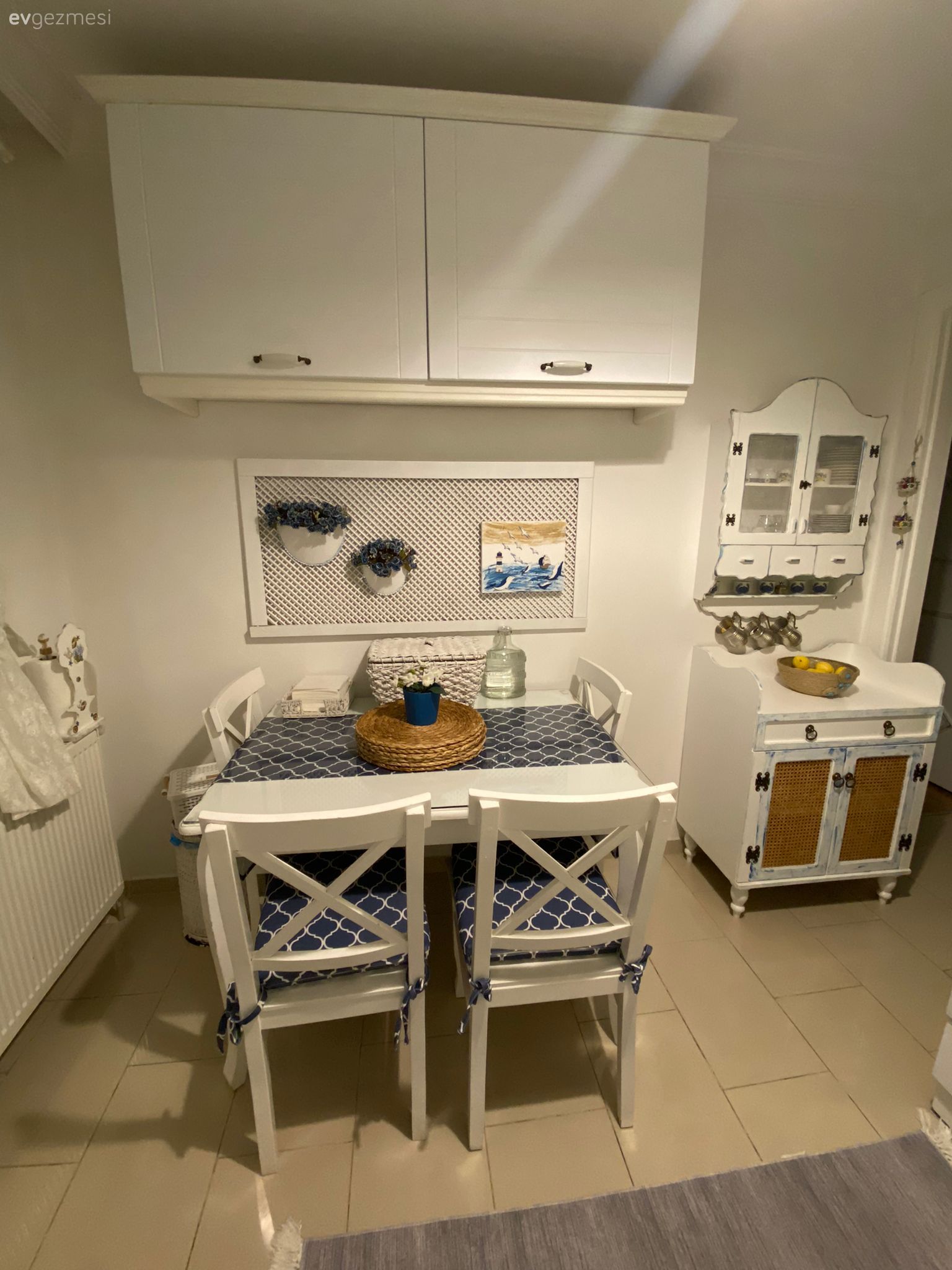 Mutfak, Beyaz, Mutfak masası, Mavi, Sandalye, Mutfak rafı, Hasır, Masa örtüsü, Ev tekstili, Mutfak aksesuarları, Duvar panosu, Duvar dekorasyonu, Mutfak duvar dekorasyonu