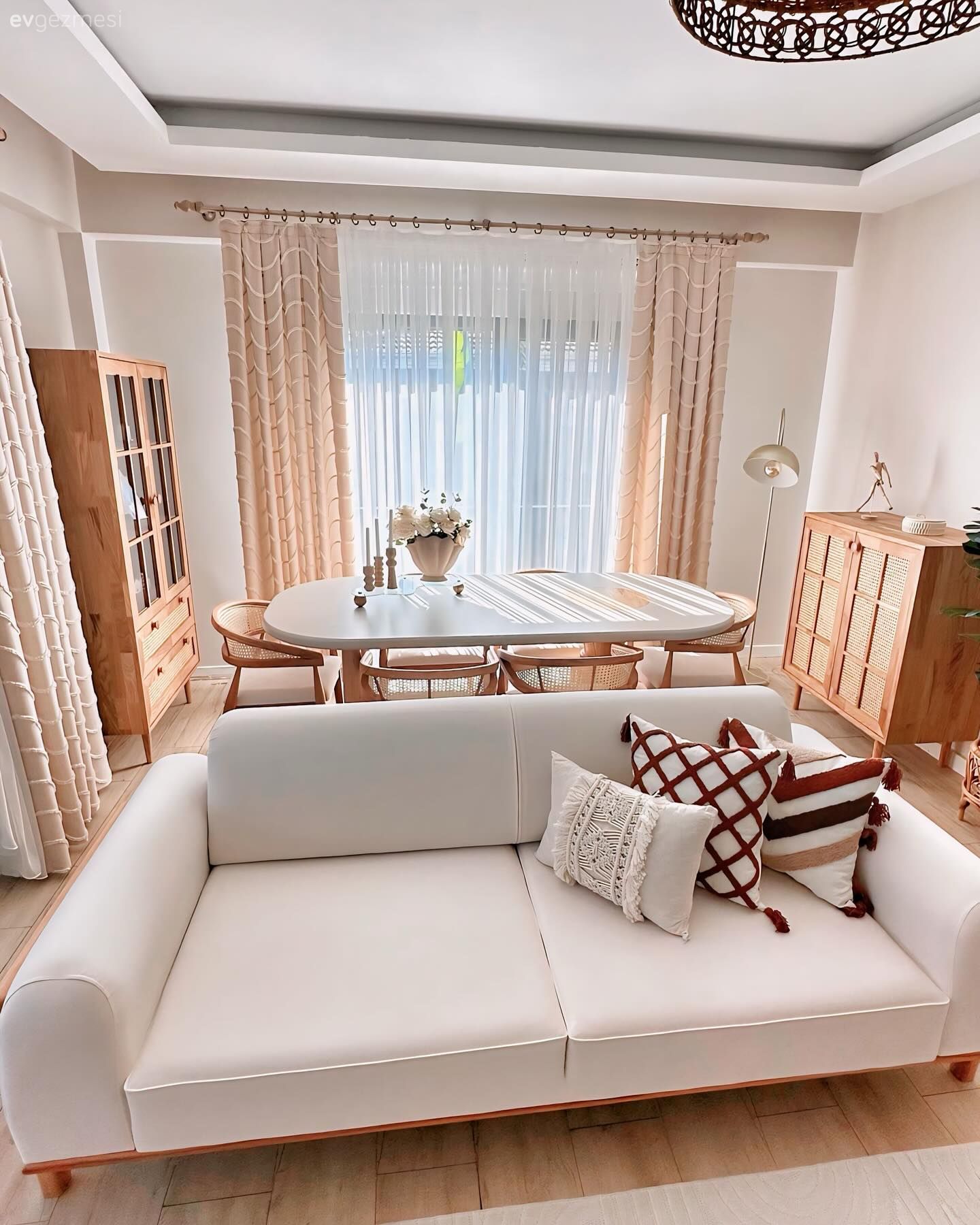 Ev Gezmesi: İki Küçük Çocuk Olsa da Beyaz Aşkından Vazgeçmeyen Bir Dekor!