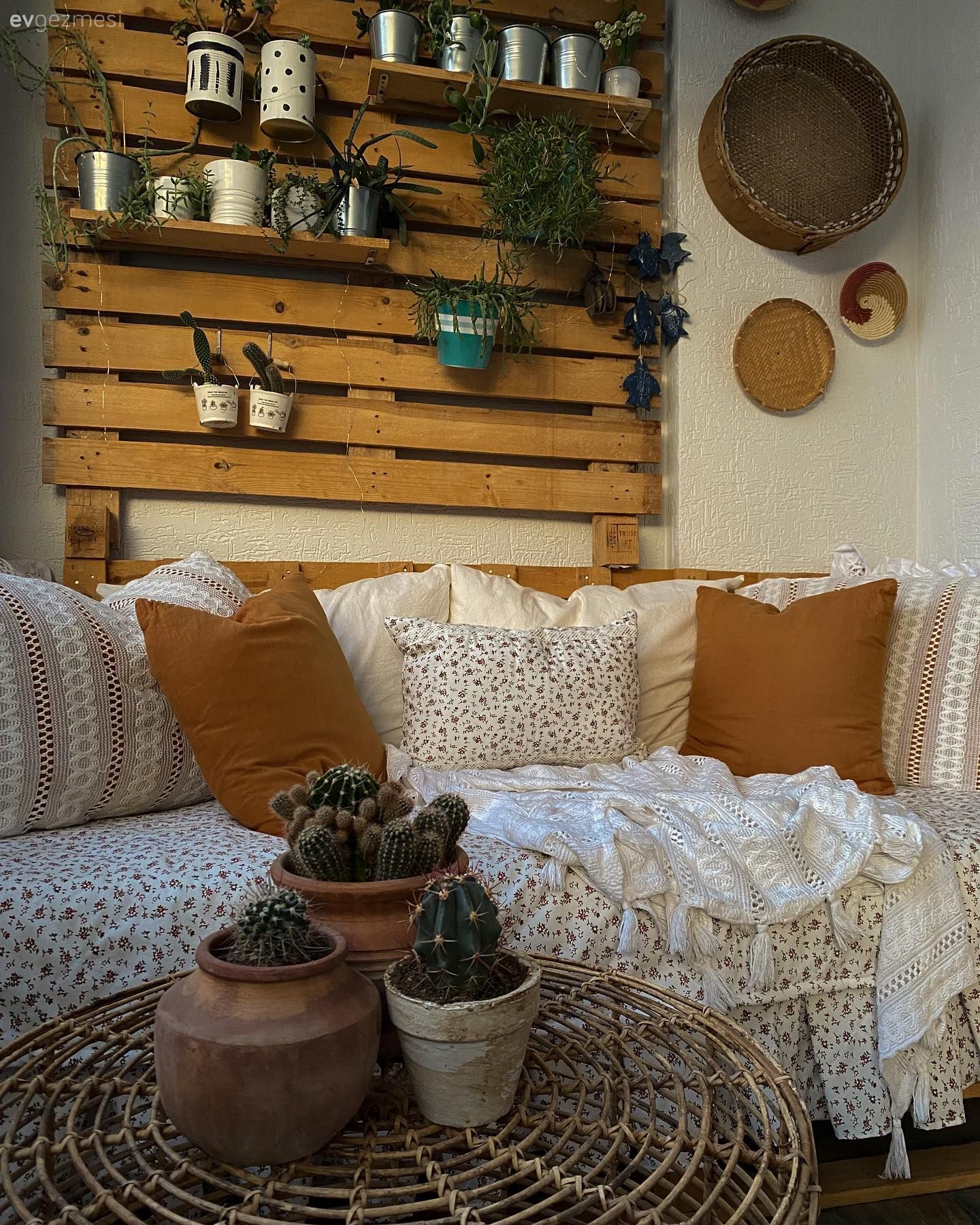 Balkon, Bohem Dekorasyon, Beyaz, Kahverengi, Balkon masası, Sandalye, Hasır sepet, Balkon duvar dekorasyonu, Kapalı balkon, Turuncu