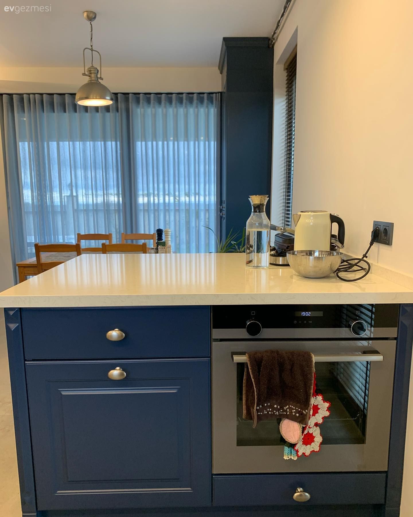 Mutfak, Mavi mutfak, Shaker kapaklı dolaplar, Porselen tezgah, Ankastre, Mutfak Avize Modelleri, Beyaz