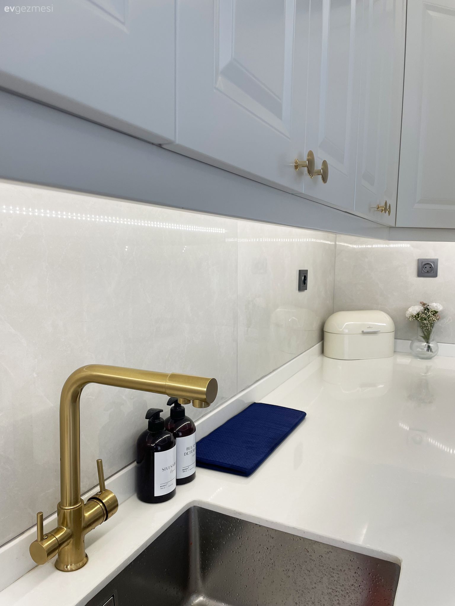 Beyaz, Shaker kapaklı dolaplar, Mutfak, Mutfak tezgahı, Mutfak tezgah arası, Eviye , Mutfak bataryası