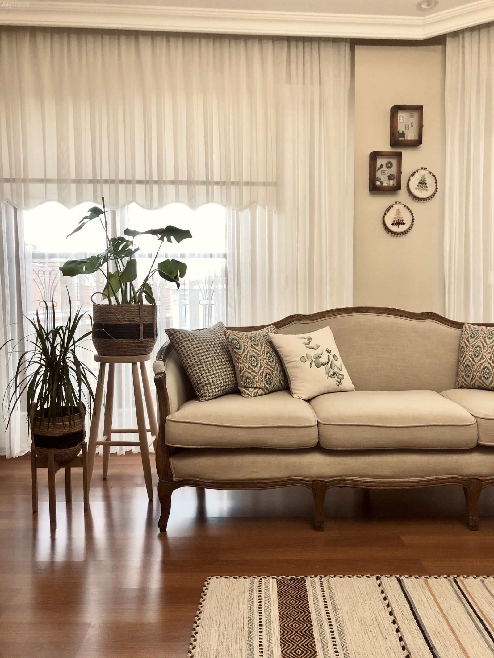 Salon, Beyaz, Bej, Koltuk takımı, Çiçeklik, Saksı, Ev bitkisi, Hasır, Tül perde, Perde, Çerçeve, Parke, Halı, Salon halısı