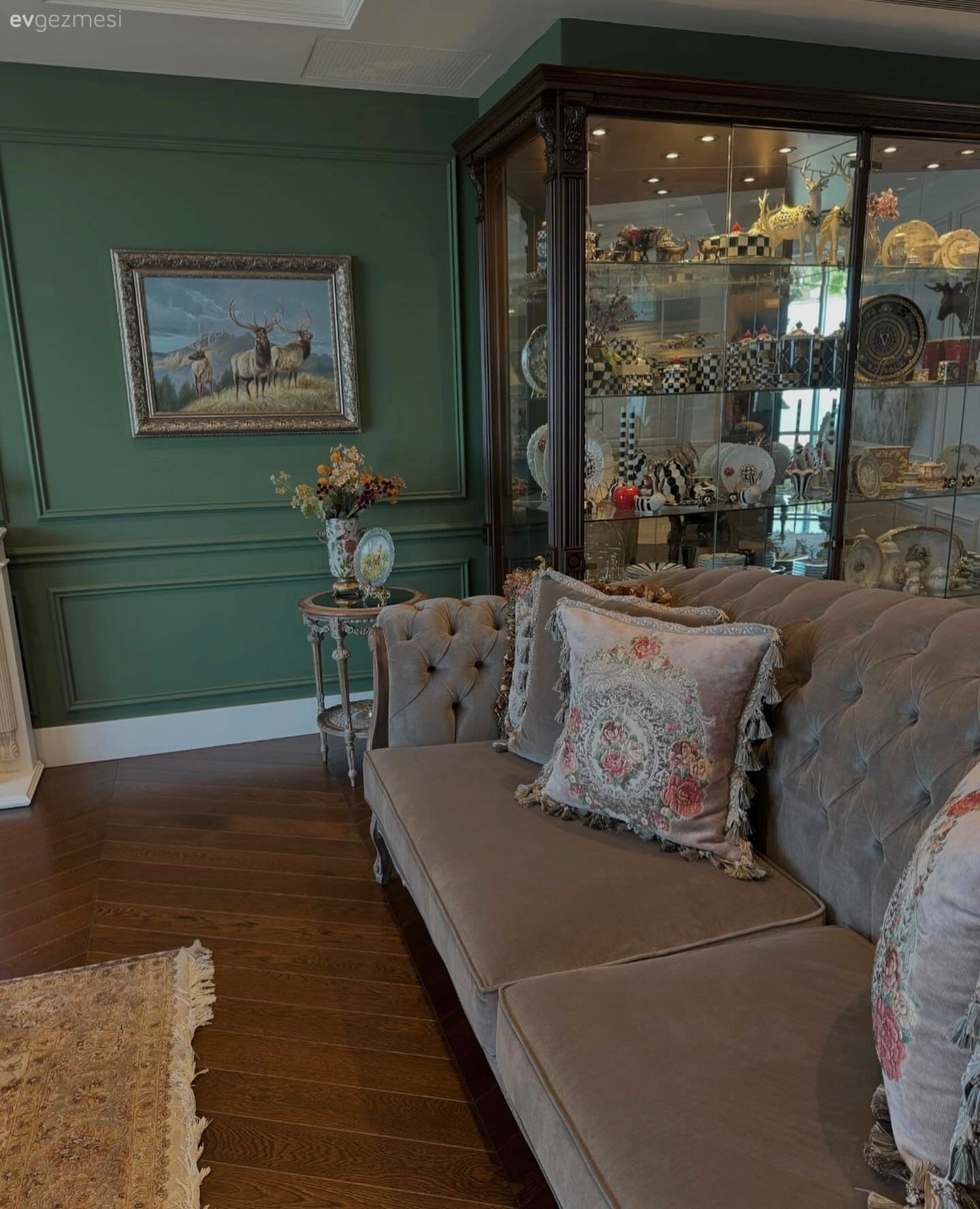 Bu Açık Konsept Ev Modern ve Geleneksel Uyumunun Zevkli Bir Örneği