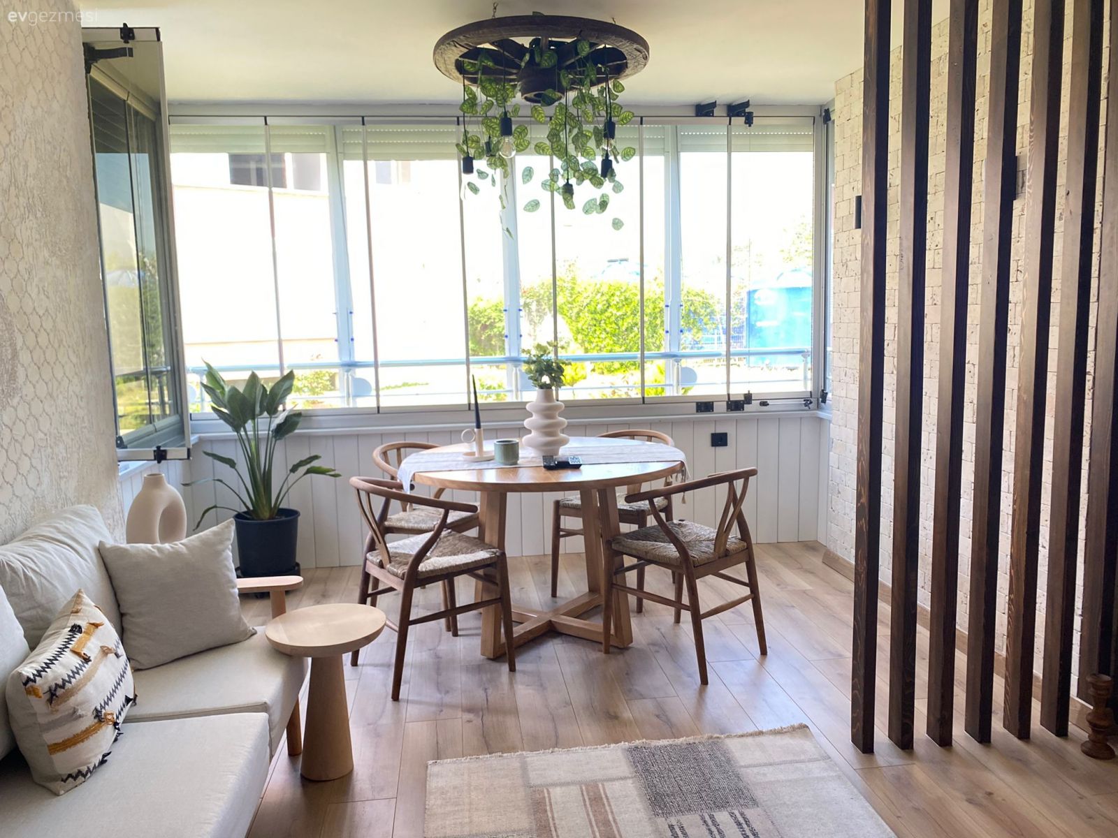 Salon, Yazlık, Beyaz, Krem, Kahverengi, Bej, Köşe koltuk, Koltuk takımı, Ahşap Mobilya, Aplik, Aydınlatma, Tavan vantilatörü, Sandalye, Yemek masası, Avize, Yan sehpa, Sehpa, Ev bitkisi, Ahşap panel, Saksı, Parke