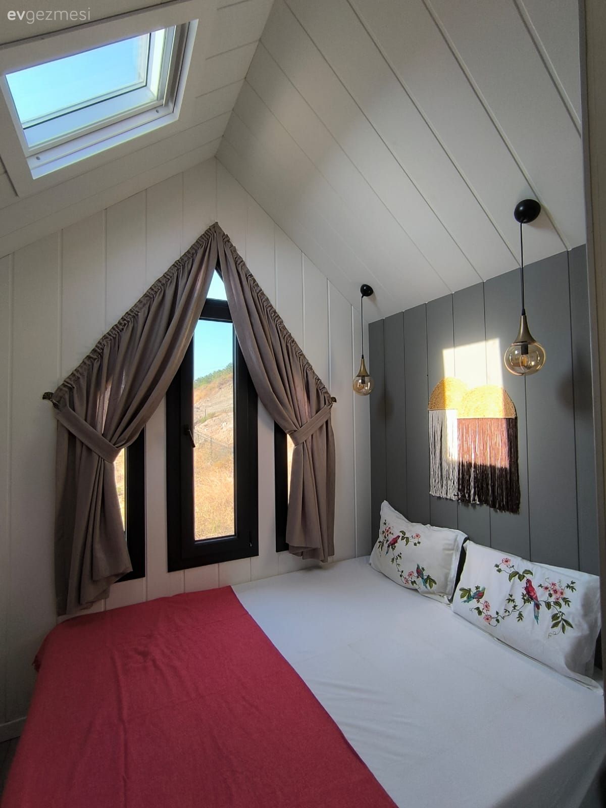 Yatak Odası, Loft daire, Beyaz, Kırmızı, Gri, Lambri, Pencere, Spot aydınlatma, Aydınlatma, Sarkıt, Yatak örtüsü