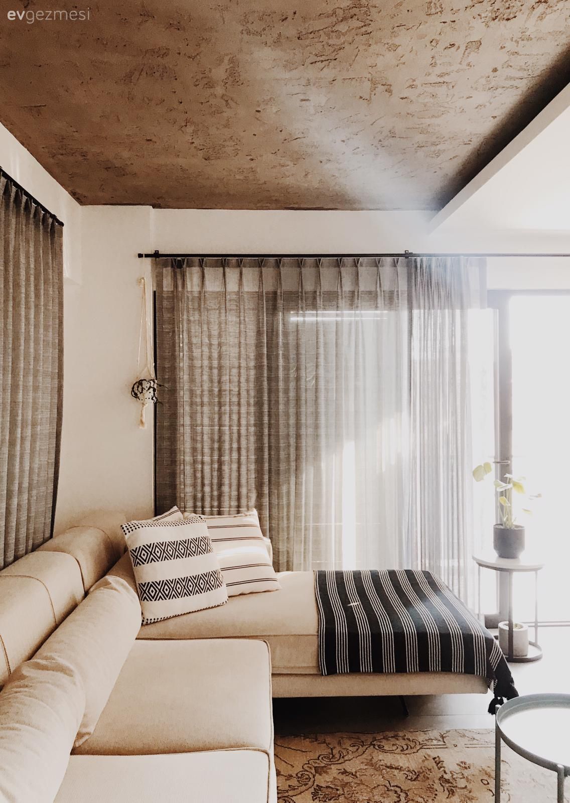 Salon, Dubleks evler, Beyaz, Köşe koltuk, Koltuk takımı, Kırlent, Ev tekstili, Gri, Tül perde, Perde, Tavan dekorasyon