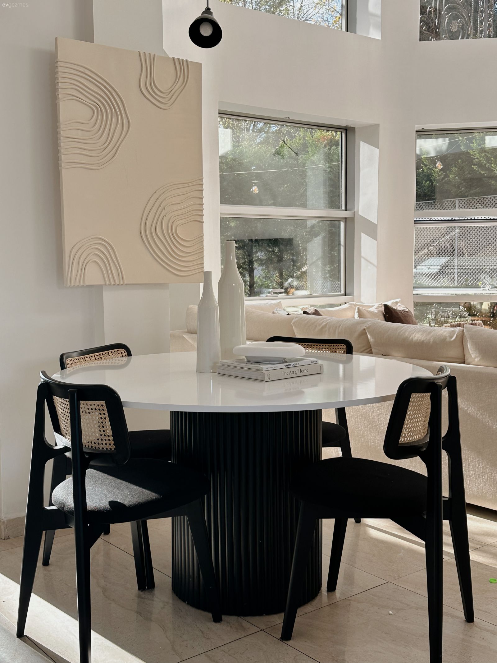 Beyaz Rengi Arka Fon Olarak Kullanan Bu Ev Oldukça Sakin!