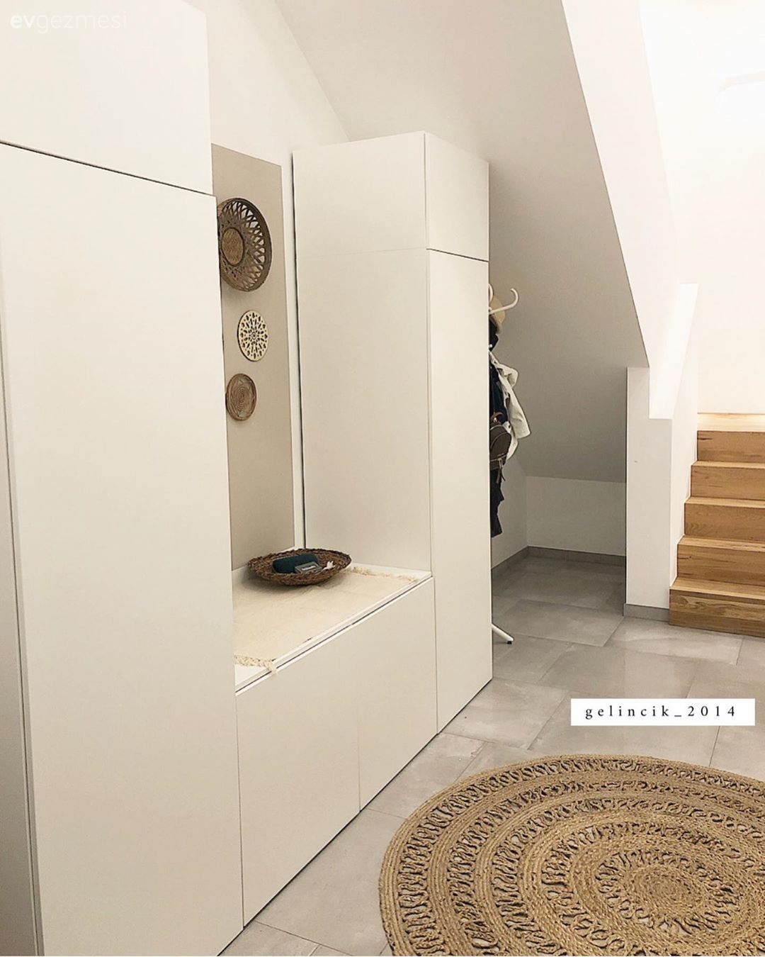 Vestiyer, Duvar dekorasyonu, Jüt halı, Halı, Hasır, Merdiven, Beyaz