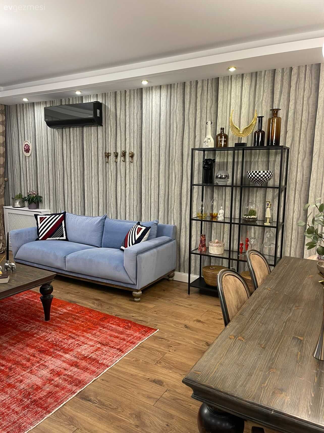 Salon, Modern rustik, Eklektik, Mavi, Bej, Krem, Kırmızı, Siyah, Kahverengi, Ahşap Mobilya, Masif ahşap, Koltuk takımı, Berjer, Orta sehpa, Sehpa, Duvar kağıdı, Duvar dekorasyonu, Fon perde, Perde, Tül perde, Avize, Aydınlatma, Salon avizesi, Dekoratif Objeler, Parke, Vitrin