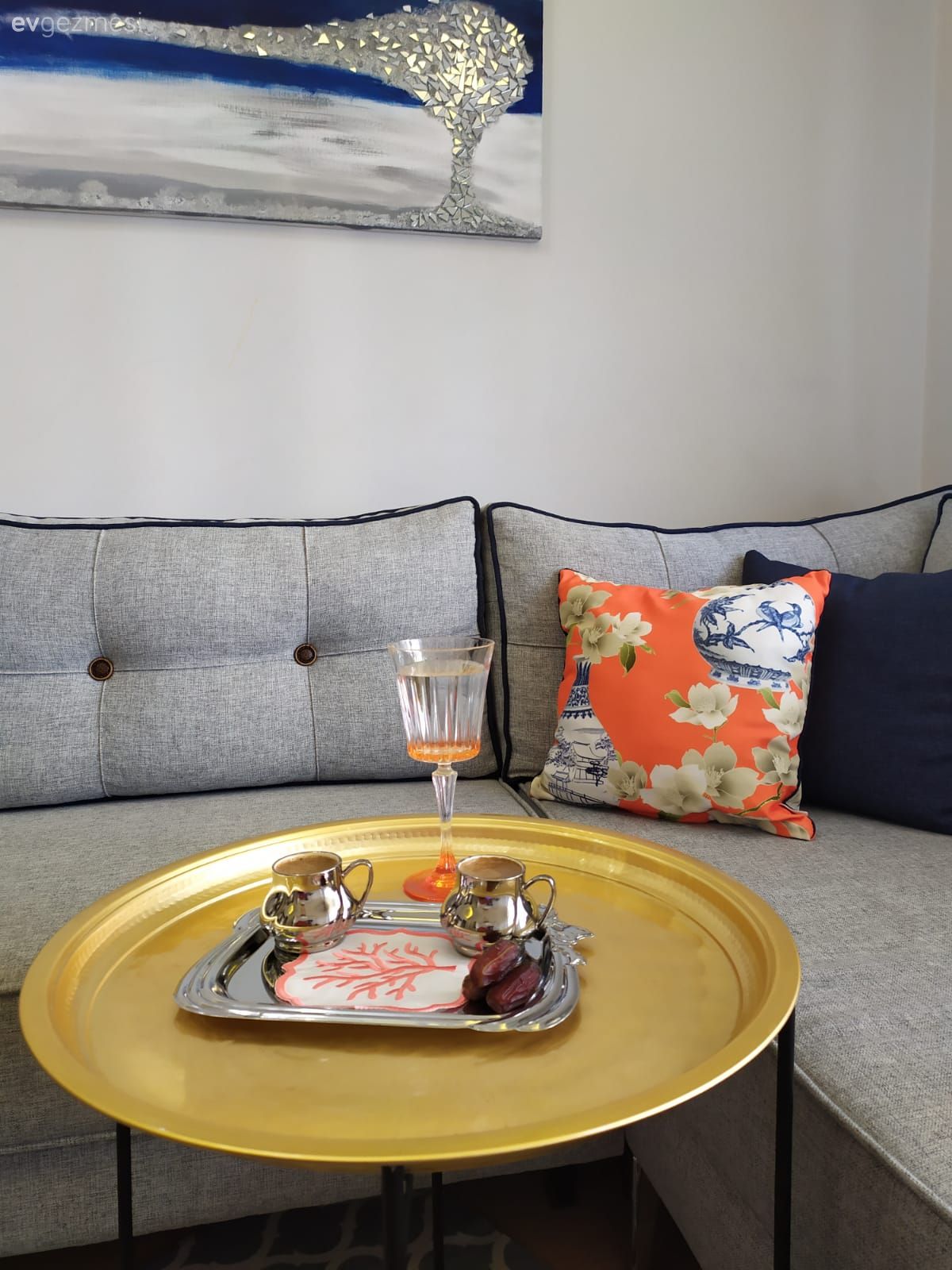 Oturma Odası, Gri, Mavi, Köşe koltuk, Koltuk takımı, Halı, Tablo, Duvar dekorasyonu, Turuncu, Sehpa