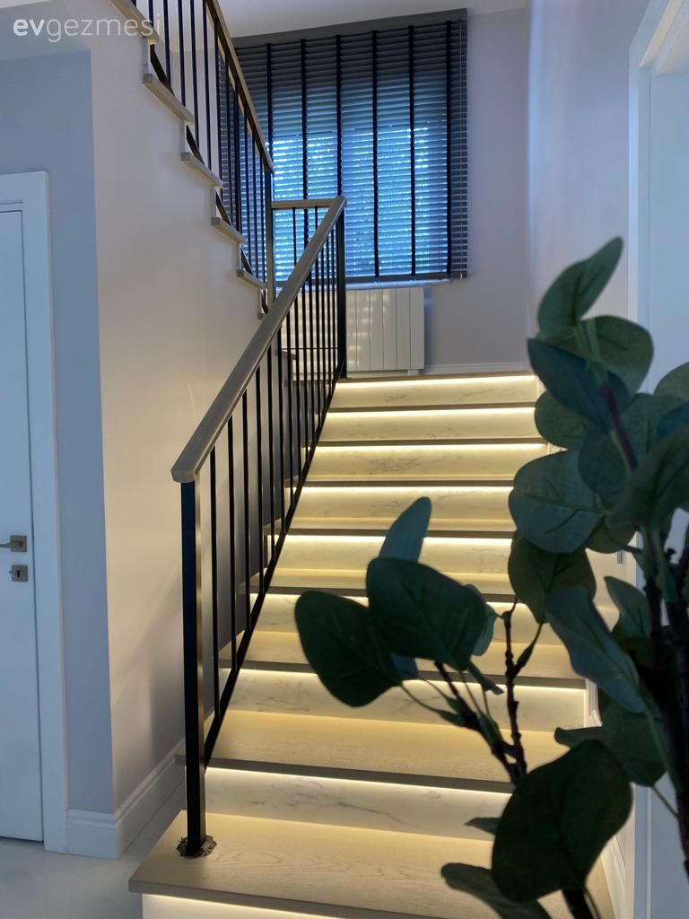 Bu Dubleks Evde Özel Yapım Tasarımlar Dekorun Albenisi Arttırmış