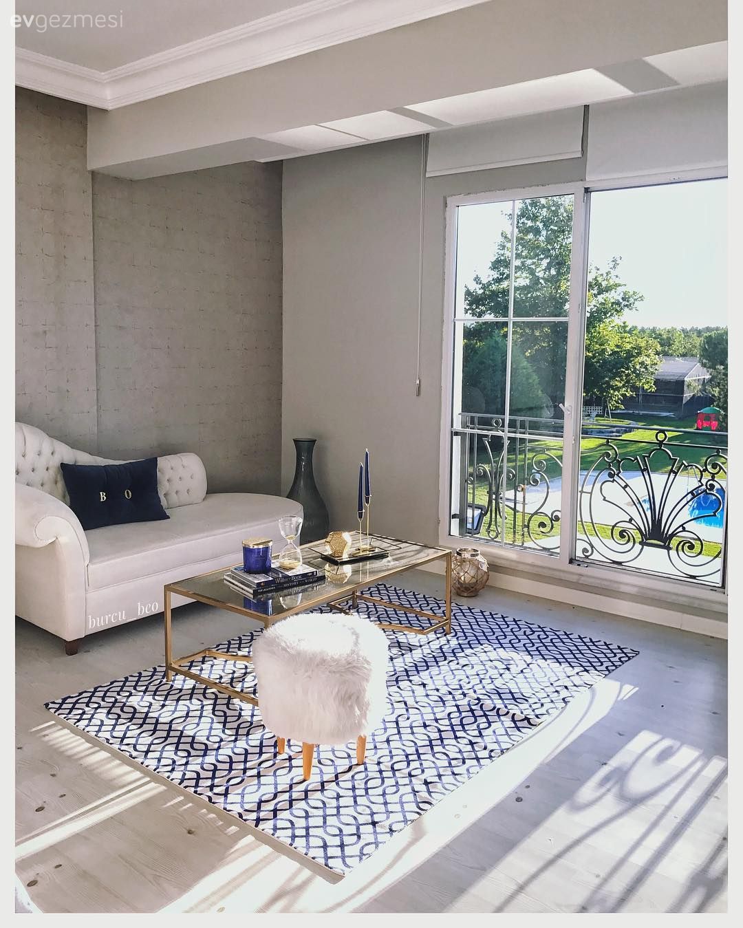 Yatak Odası, Beyaz, Mavi, Yatak odası halısı, Desenler, Josefin, Orta sehpa, Sehpa, Cam orta sehpa, Metal ayaklı sehpa, Altın, Stor perde, Manzaralı evler, Puf, Sehpa üstü aksesuarı, Ev Aksesuar, Vazo, Kırlent, Ev tekstili