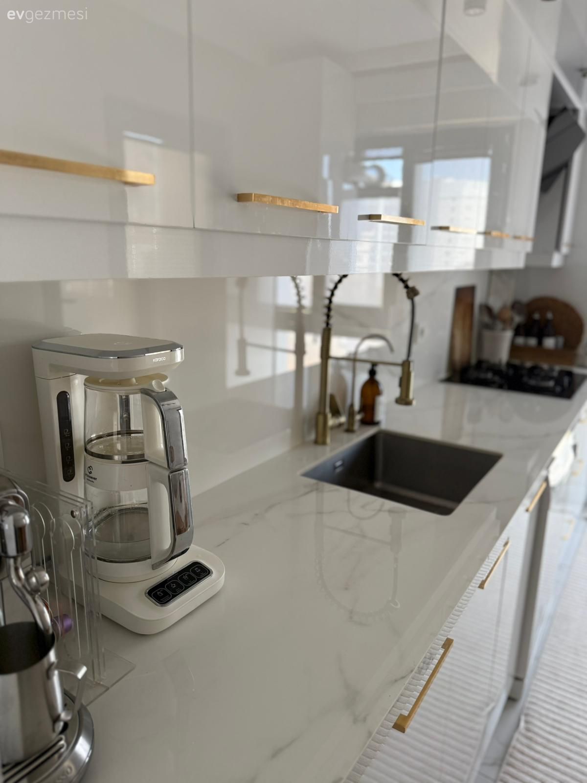 Penceresi Bol Bu Evde Sadelik ve Işıltıya Eşit Oranda Yer Var