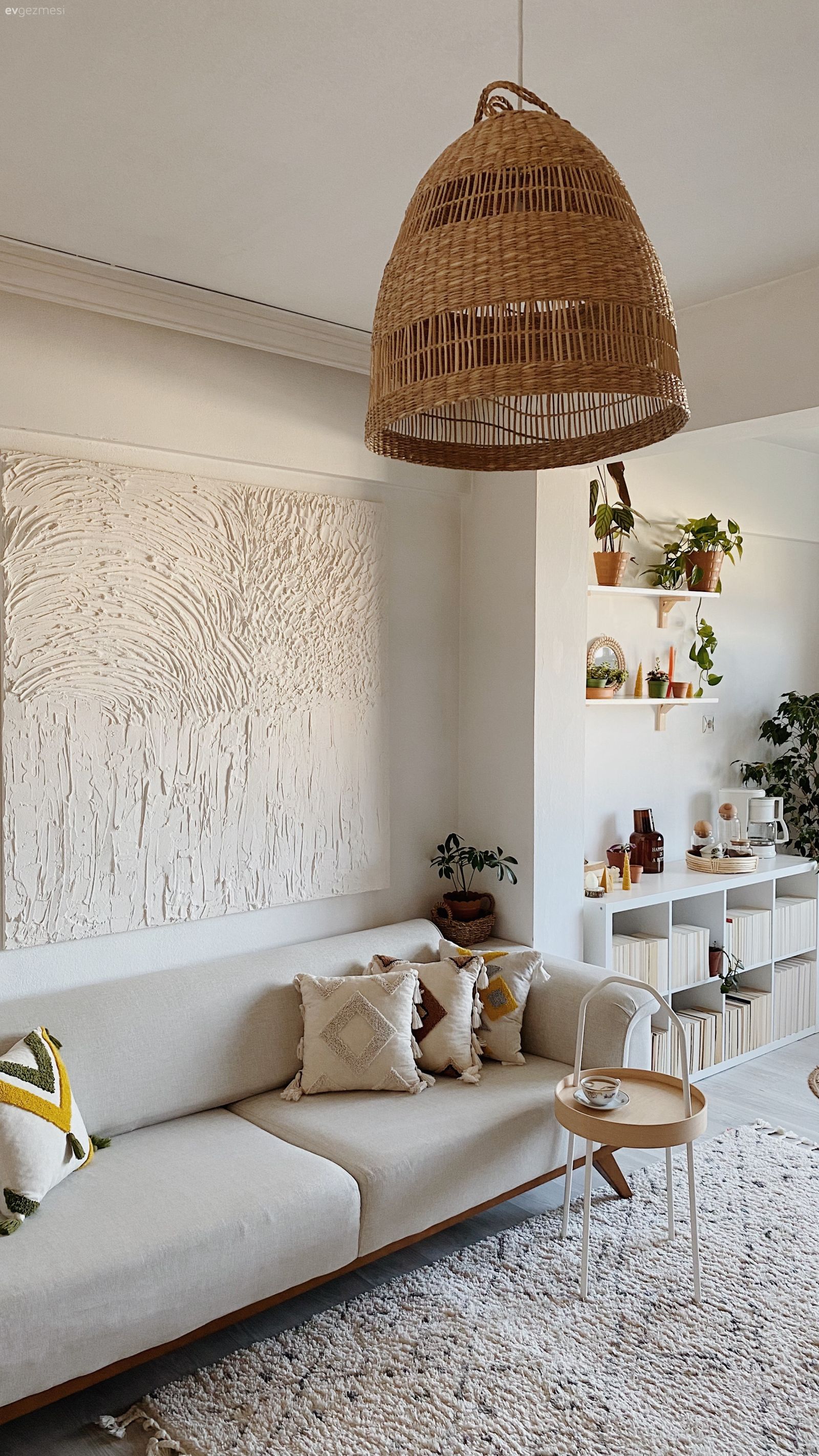 Salon, Bohem Dekorasyon, İskandinav, Beyaz, Krem, Bej, Hasır, Koltuk takımı, Kahverengi, Tül perde, Perde, Boy aynası, Ayna, Jüt halı, Halı, Hasır avize, Duvar panosu, Duvar dekorasyonu, Kitaplık, Ev bitkisi