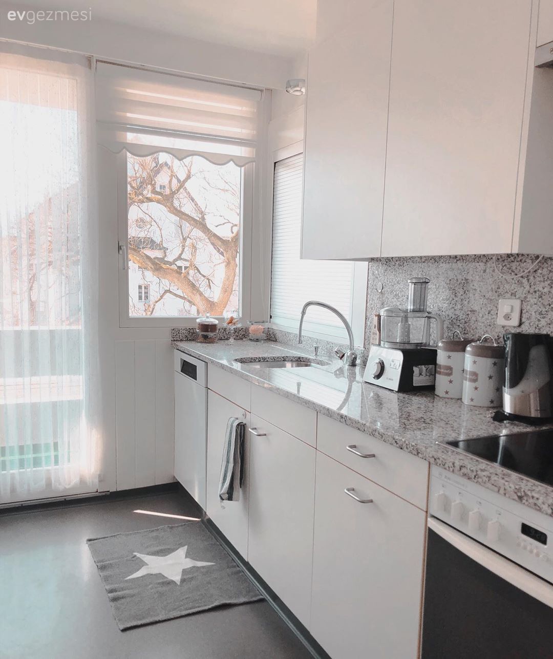 Mutfak, Beyaz mutfak, Gri, Siyah, Mutfak tezgahı, Mutfak tezgah arası, Tezgah arası seramik, Mutfak halısı, Tül perde, Perde, Cam Ankastre, Ankastre