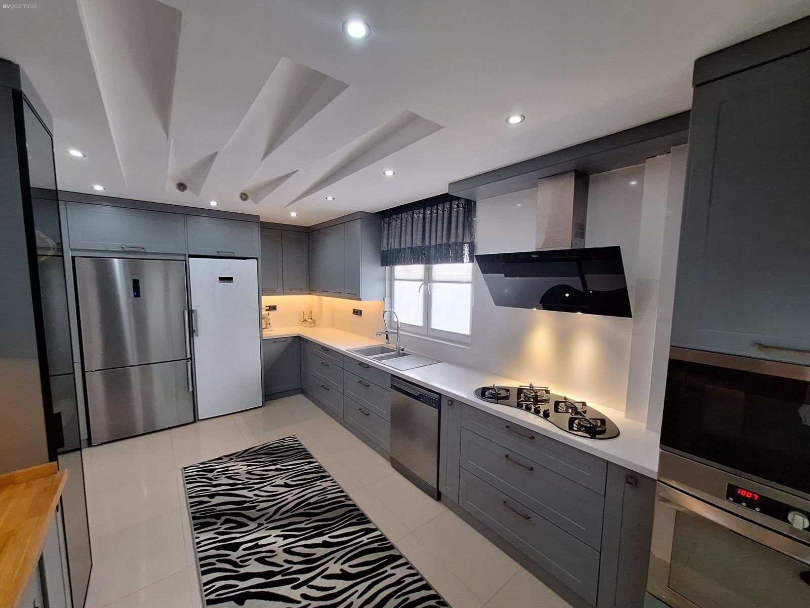 Mutfak, Modern, Gri, Beyaz, Shaker kapaklı dolaplar, Mutfak tezgahı, Mutfak tezgah arası, Eviye , Mutfak bataryası, Ankastre, Mutfak halısı, Spot aydınlatma, Aydınlatma, Mutfak aksesuarları, Siyah