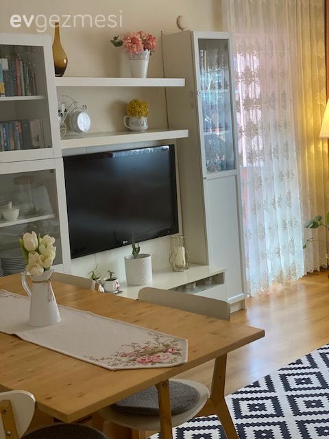 Tv ünitesi, Dekoratif Objeler, Yemek masası, Sandalye, Halı, Salon halısı, Beyaz, Siyah, Geometrik desen, Desenler