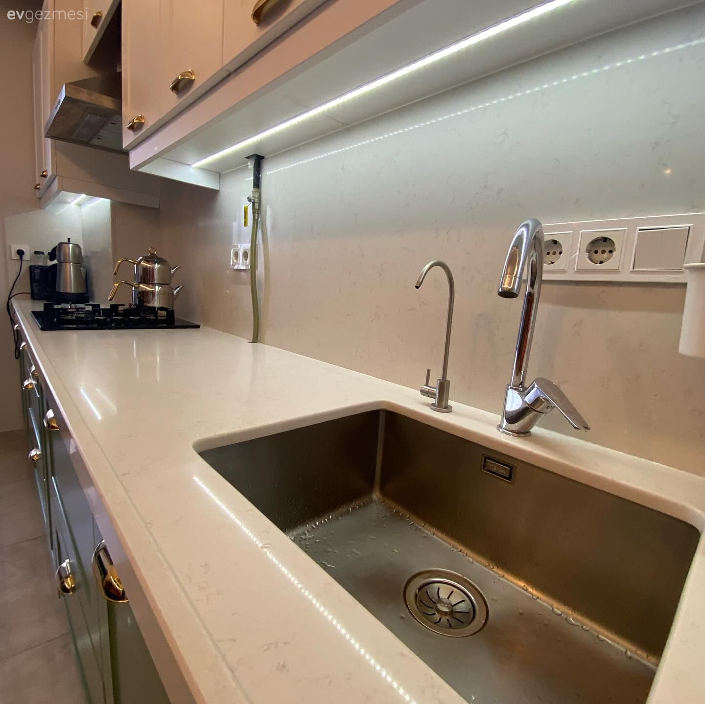 Mutfak tezgahı, Mutfak, Mutfak tezgah arası, Eviye , Shaker kapaklı dolaplar, Davlumbaz