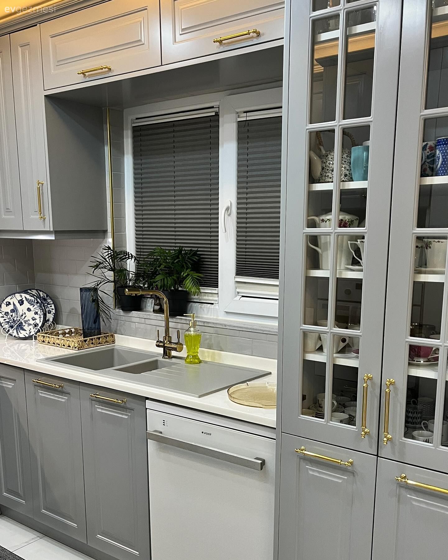 Bu Modern Mutfakta Gri Rengin Farklı Tonlarına Yer Verilmiş!