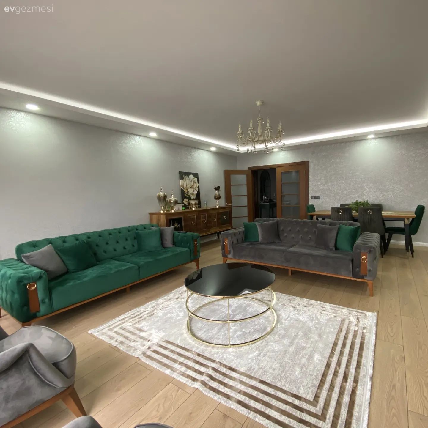 Salon, Klasik, Art deko, Zümrüt yeşili, Gri, Beyaz, Siyah, Koltuk takımı, Halı, Salon halısı, Orta sehpa, Sehpa, Led aydınlatma, Aydınlatma, Spot aydınlatma, Çizgili desen, Desenler, Sandalye, Berjer