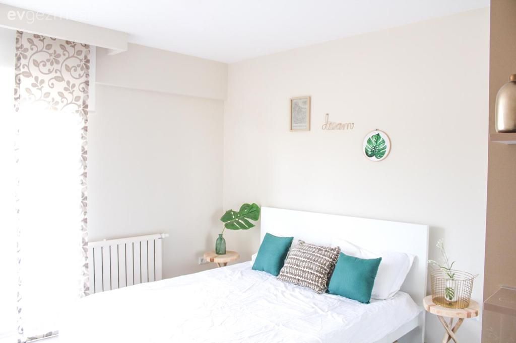 Yatak Odası, Beyaz, Mavi, Kırlent, Ev tekstili, Duvar dekorasyonu, Ev bitkisi, Komodin, Yan sehpa, Sehpa, Fon perde, Perde, Tül perde, Çerçeve, Çiçekli desen, Desenler