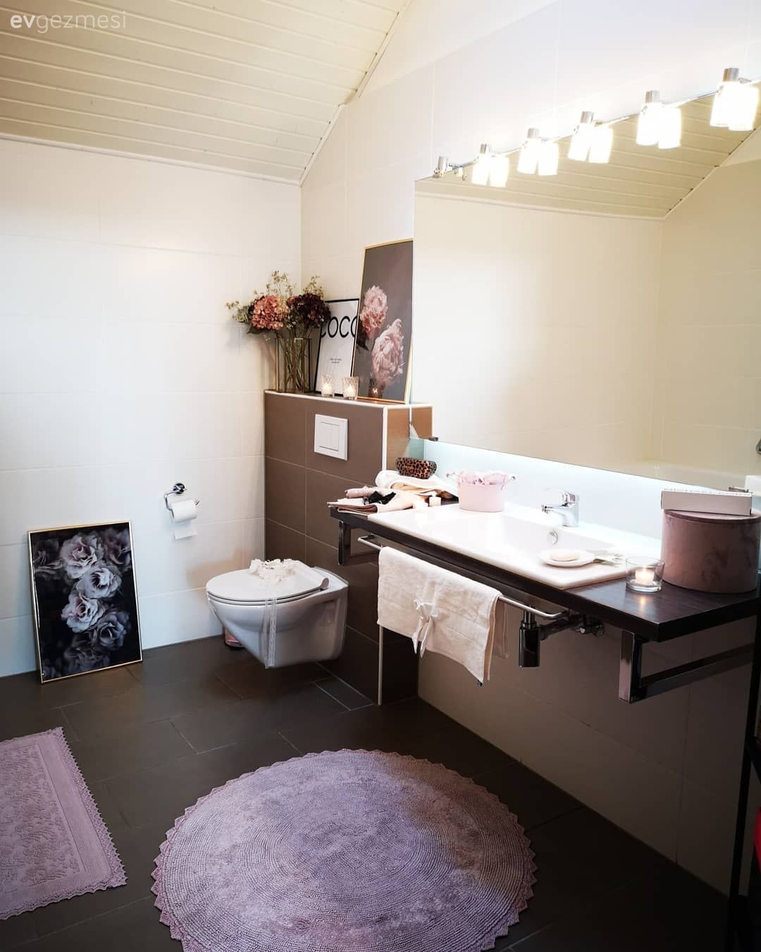 Bu Evde Ahşap Tavanlardan Yansıyan Sıcaklık Bütün Alanı Kuşatmış