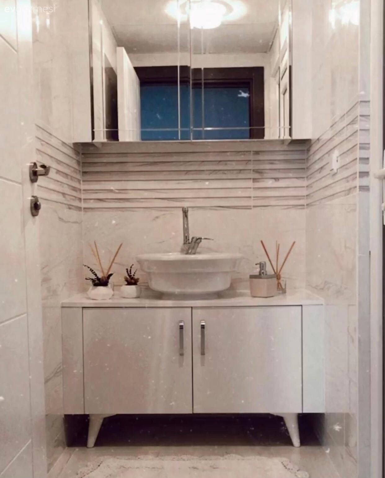 Banyo, Beyaz, Banyo dolabı, Banyo aynası, Banyo seramikleri