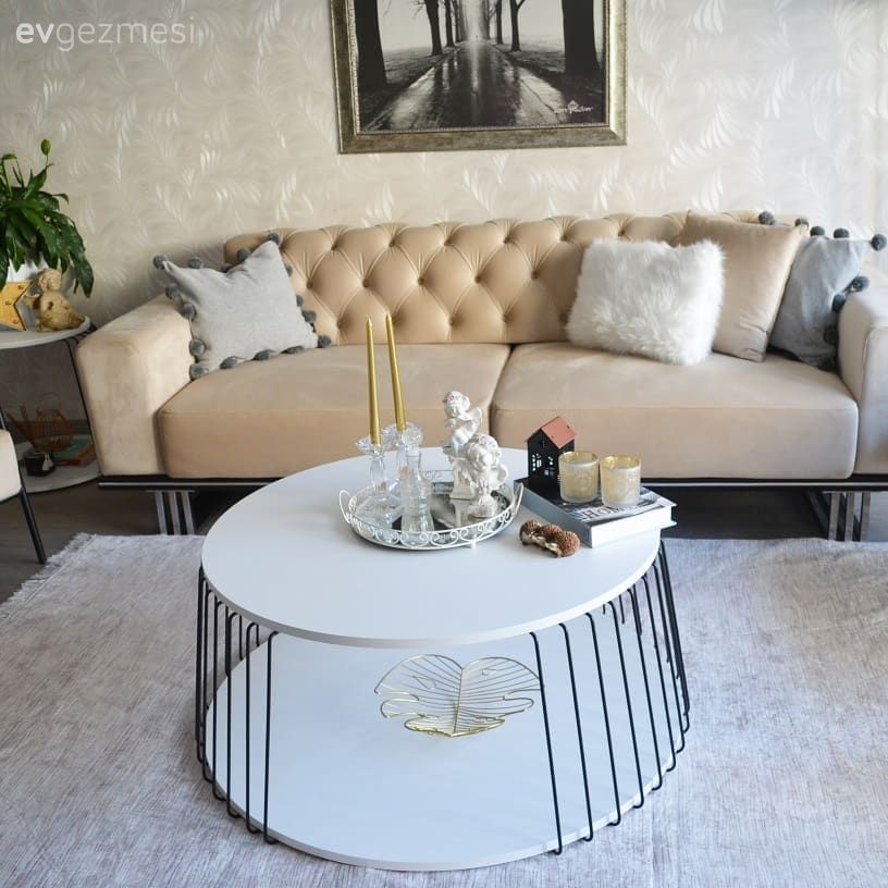 Salon, Büyük salon, Beyaz, Krem, Modern, Koltuk takımı, Orta sehpa, Sehpa, Metal ayaklı sehpa, Halı, Salon halısı, Tablo, Duvar dekorasyonu, Duvar kağıdı, Ev bitkisi, Şamdan, Ev Aksesuar, Sehpa üstü aksesuarı