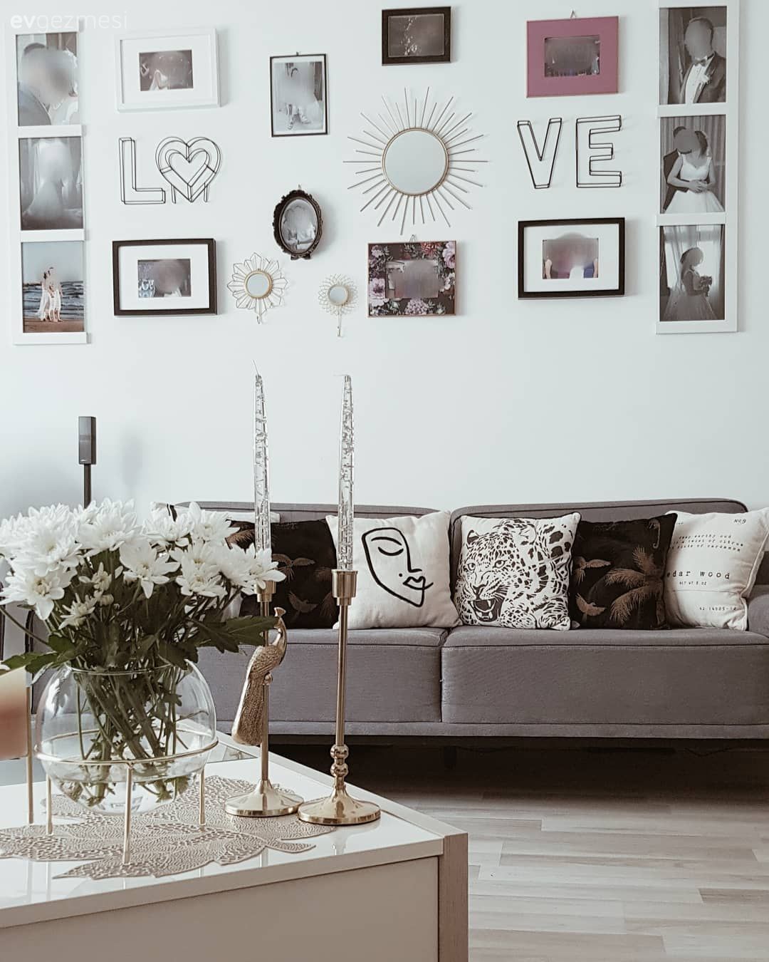 Galeri duvarı, Duvar dekorasyonu, Çerçeve, Orta sehpa, Sehpa, Şamdan, Ev Aksesuar, Vazo, Çiçekler, Kırlent, Ev tekstili, Koltuk takımı