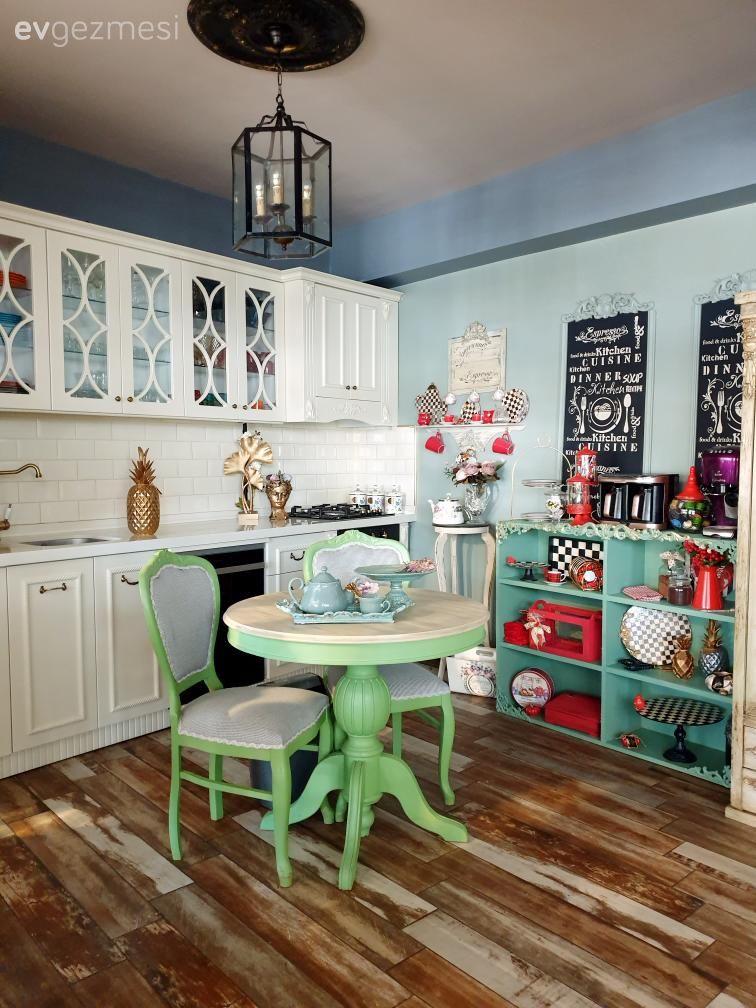 Mutfak, Beyaz, Yeşil, Kırmızı, Shaker kapaklı dolaplar, Avize, Aydınlatma, Sandalye, Mutfak masası, Parke, Vitrin, Dekoratif Objeler, Mutfak duvar dekorasyonu, Siyah
