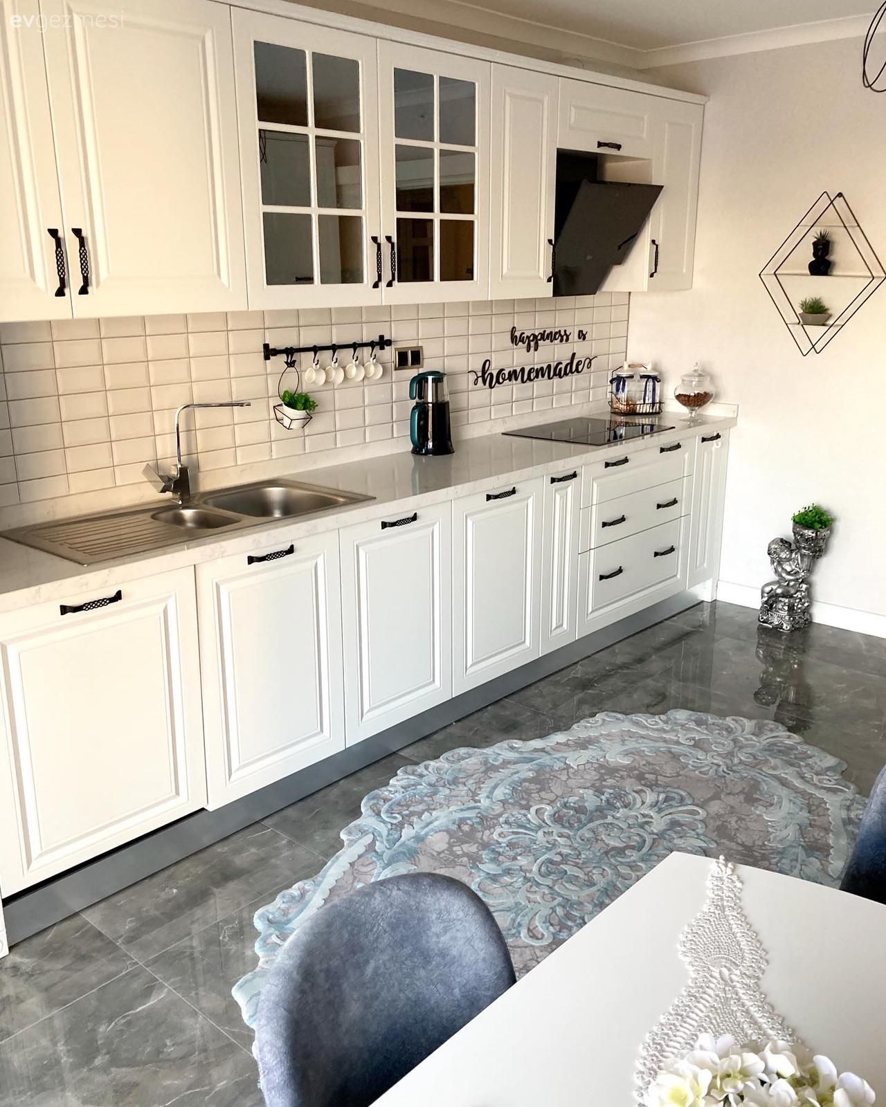 Mutfak, Beyaz, Gri, Siyah, Country mutfak, Davlumbaz, Shaker kapaklı dolaplar, Mutfak tezgahı, Mutfak tezgah arası, Metro seramik, Seramik, Mutfak zemin seramikleri, Mutfak halısı, Sandalye, Mutfak masası, Mutfak aksesuarları